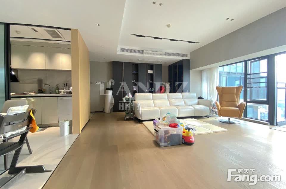 三期鲜有出房的户型，东南朝向全明格局，开阔通透的餐客空间!